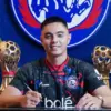 Arema FC Datangkan Kiper Gianluca Pandeynuwu dari Persis Solo