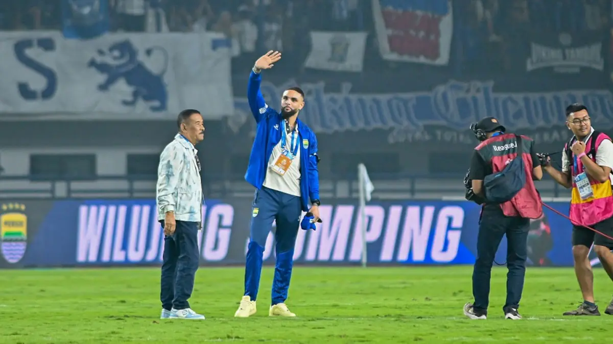 Layvin Kurzawa Menyapa Bobotoh Persib Saat Diperkenalkan