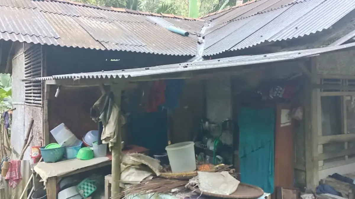 Rumah tidak layak huni pangandaran, kepala desa