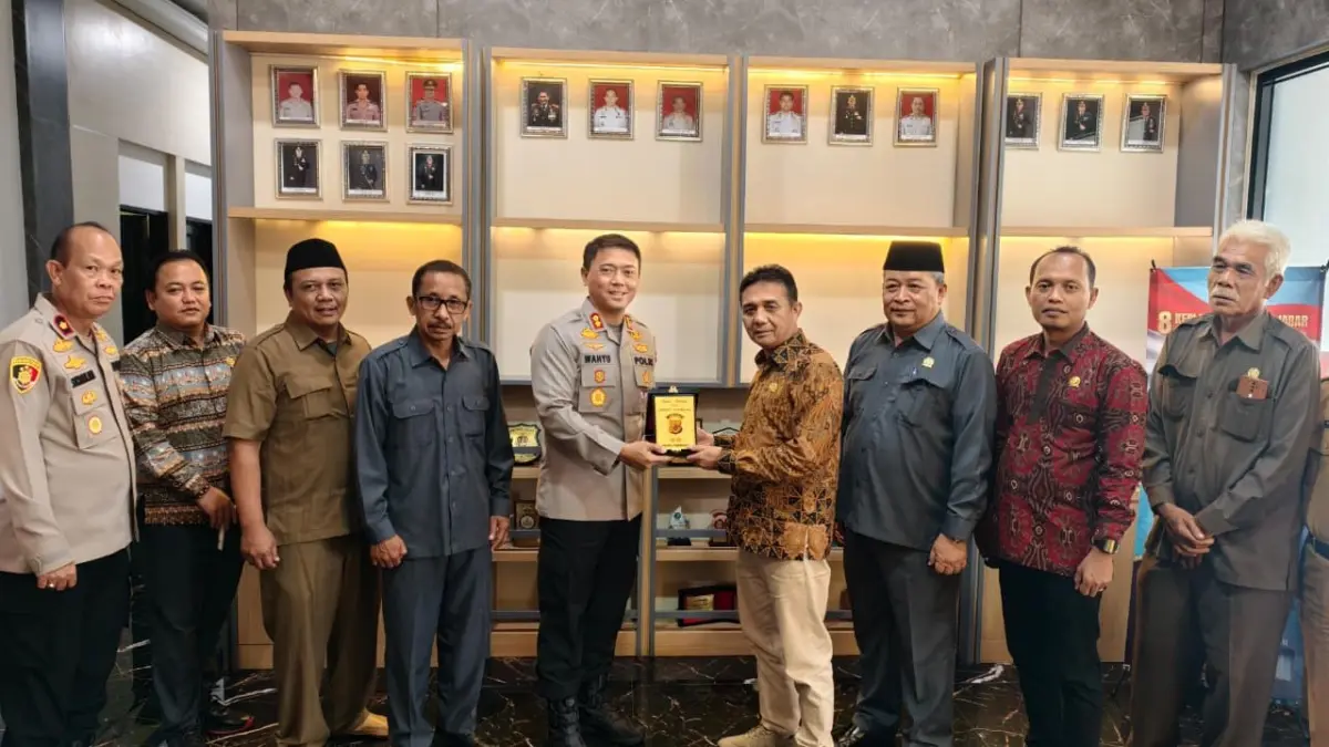 Pimpinan DPRD Temui Kapolres Tasikmalaya, Perkuat Komunikasi dan Bahas Isu-Isu Strategis Daerah Pimpinan DPRD Kunjungi Kapolres Tasikmalaya