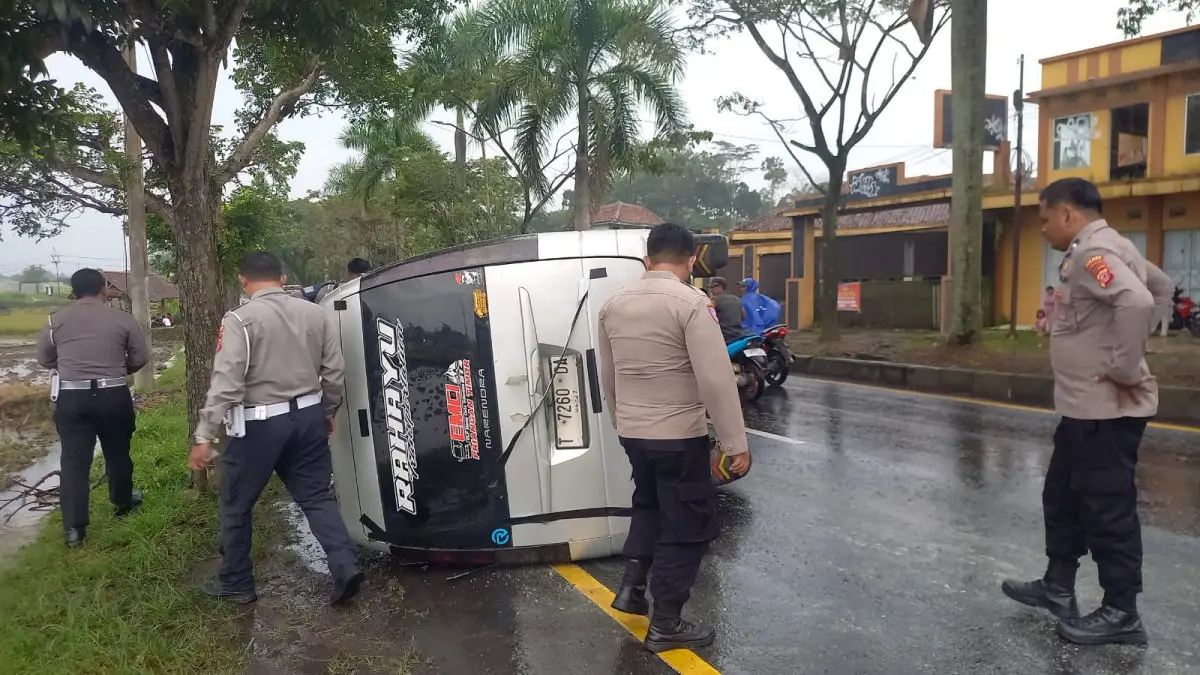 mikrobus terbalik di Kota Tasikmalaya