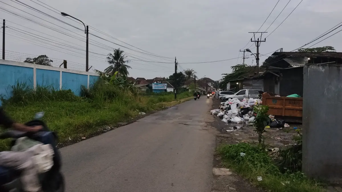 modus numpang buang sampah bawa kabur motor