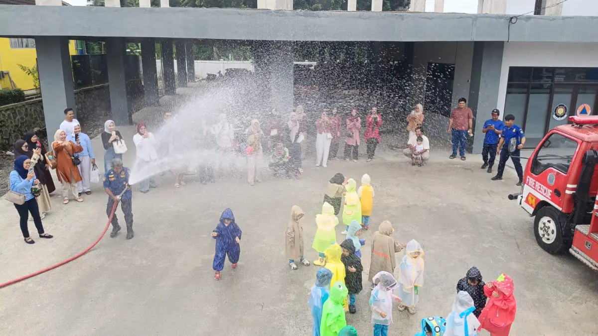 Ketika Basah-basahan di Markas Damkar Kota Tasikmalaya, Anak TK Belajar Jadi Pahlawan Api edukasi pemadam kebakaran untuk anak TK di Kota Tasikmalaya