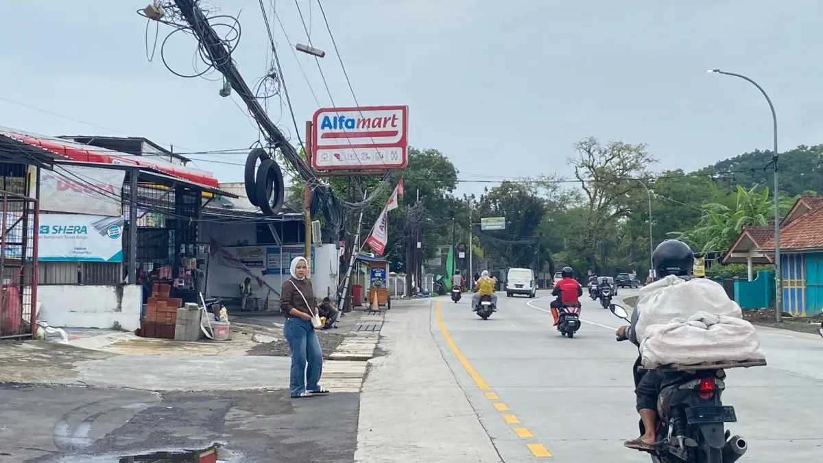 Kabel Semrawut di Jalan Garut Tasikmalaya