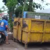 kontainer sampah bolong