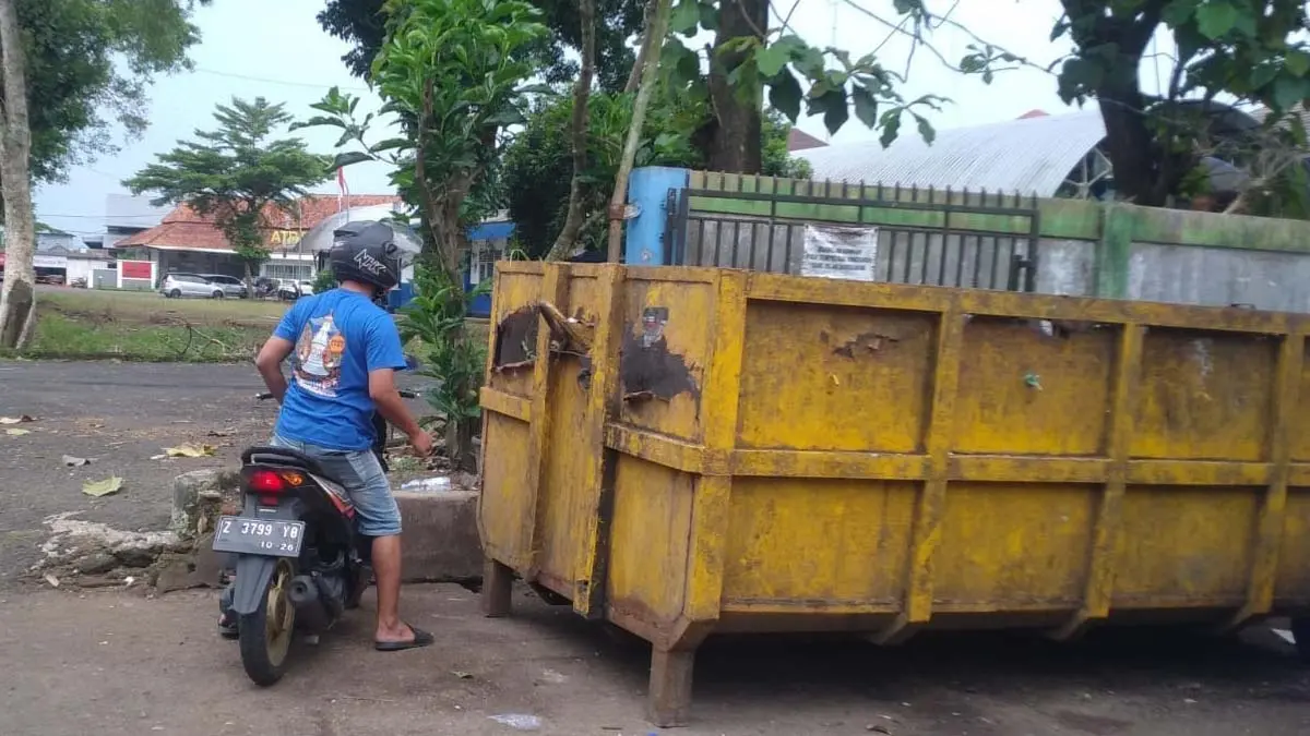 kontainer sampah bolong