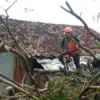 Pohon Tumbang Rusak Rumah Warga Di Ciamis