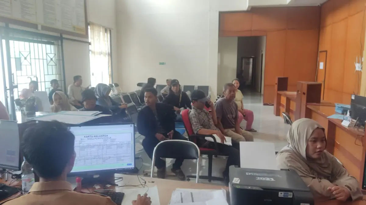 Stok Blangko KTP-el di Kabupaten Tasikmalaya Minim, Pencetakan Dibatasi 100 Keping Setiap Harinya Warga Antre Buat EKTP