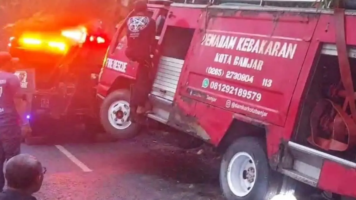 Tak Kuat Nanjak, Mobik Damkar Kota Banjar Masuk Parit damkar kota banjar
