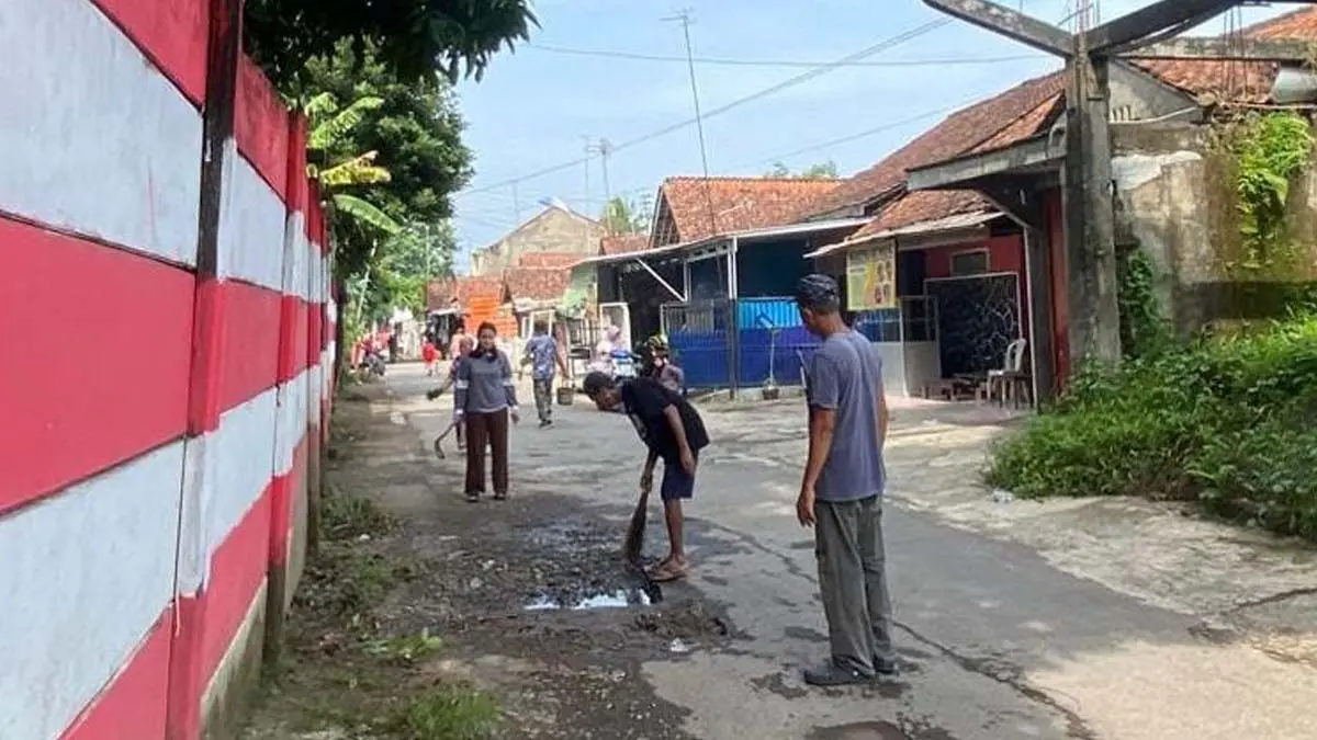 perbaikan jalan menuju Pasar Banjar