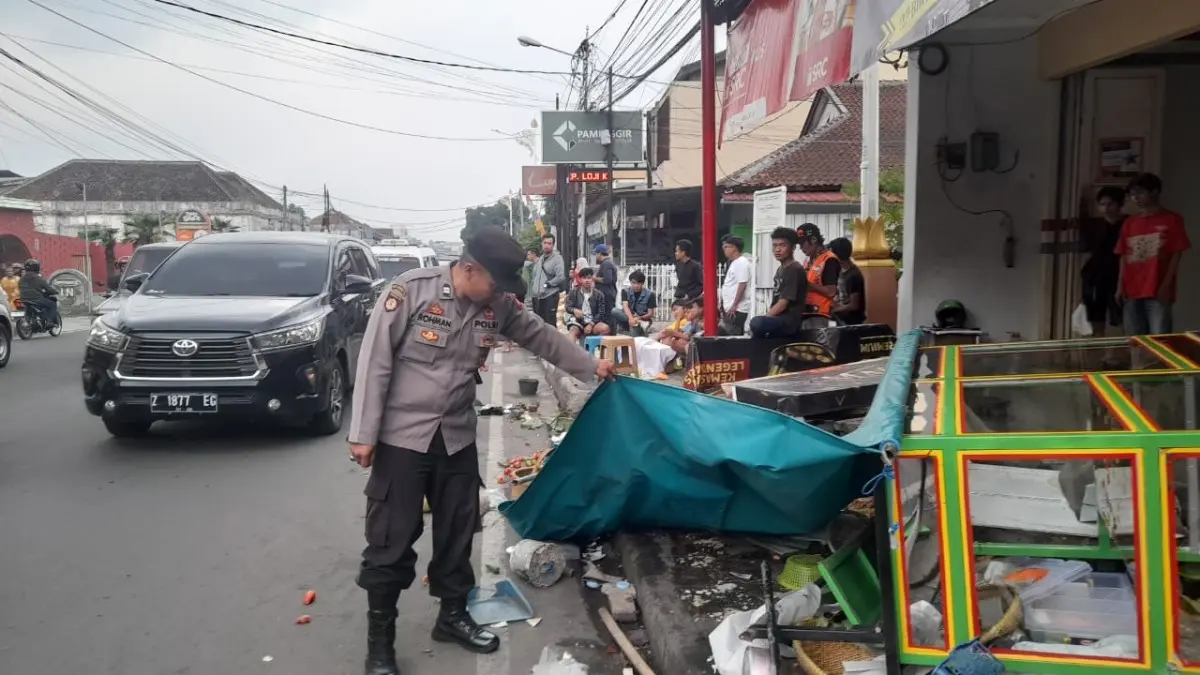 Angkot Tabrak Gerobak Lotek di Garut