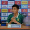 Kiper Persebaya Minta Maaf kepada Bonek Usai Kekalahan Menyakitkan di Stadion GBT