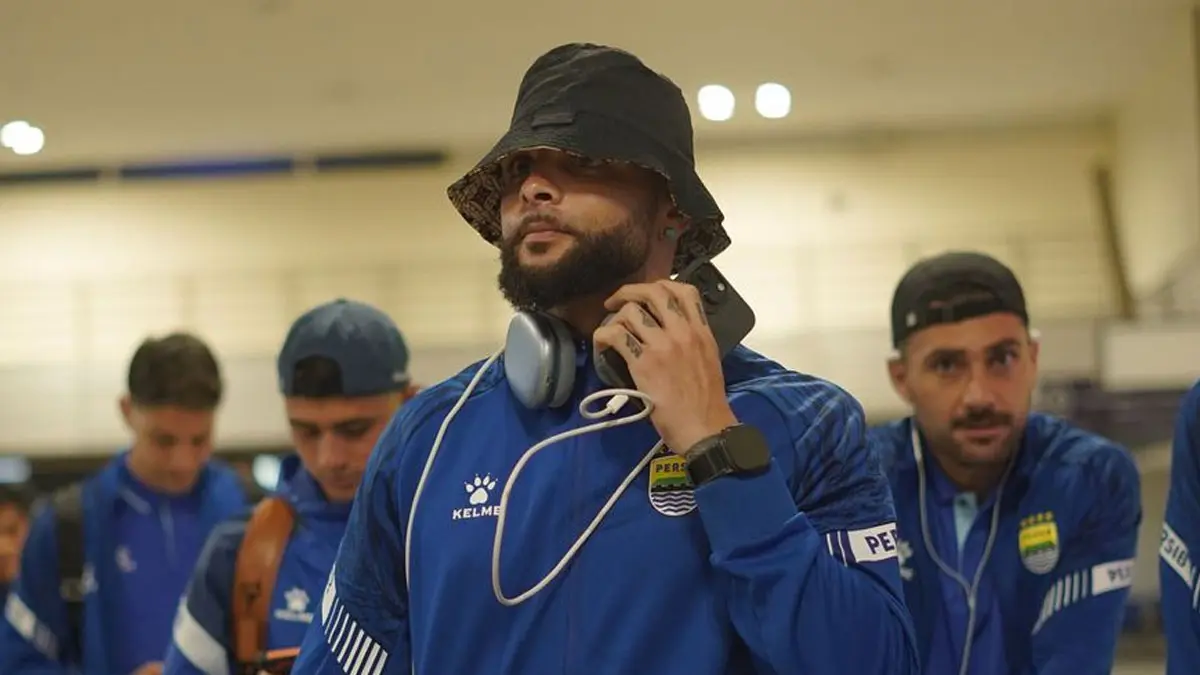 Bobotoh Persib Tersenyum Bangga dan Kata-Kata Layvin Kurzawa Ini Membuat Skuad Bojan Hodak Semakin Oke