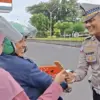 Polisi beri coklat pengendara