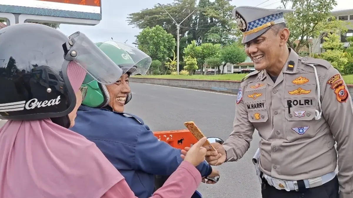 Polisi beri coklat pengendara