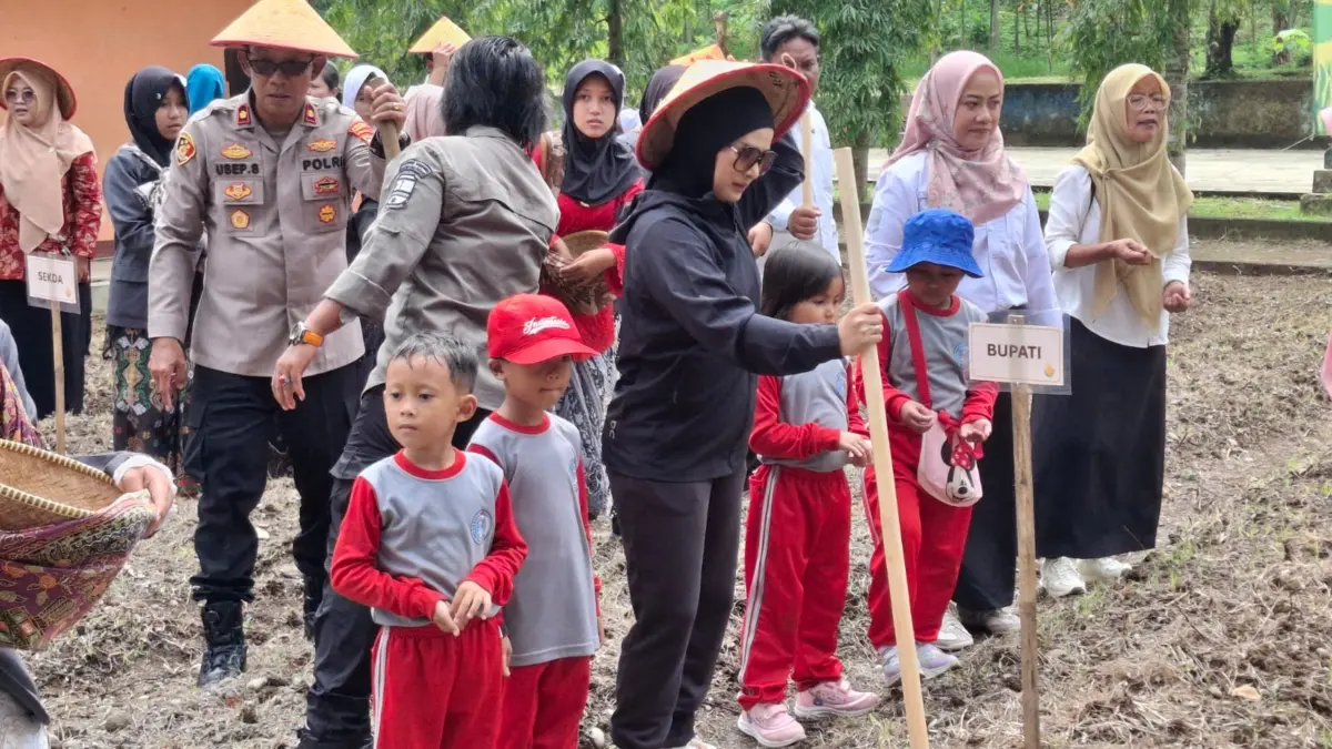 Bupati pangandaran, siswa menanam jagung,