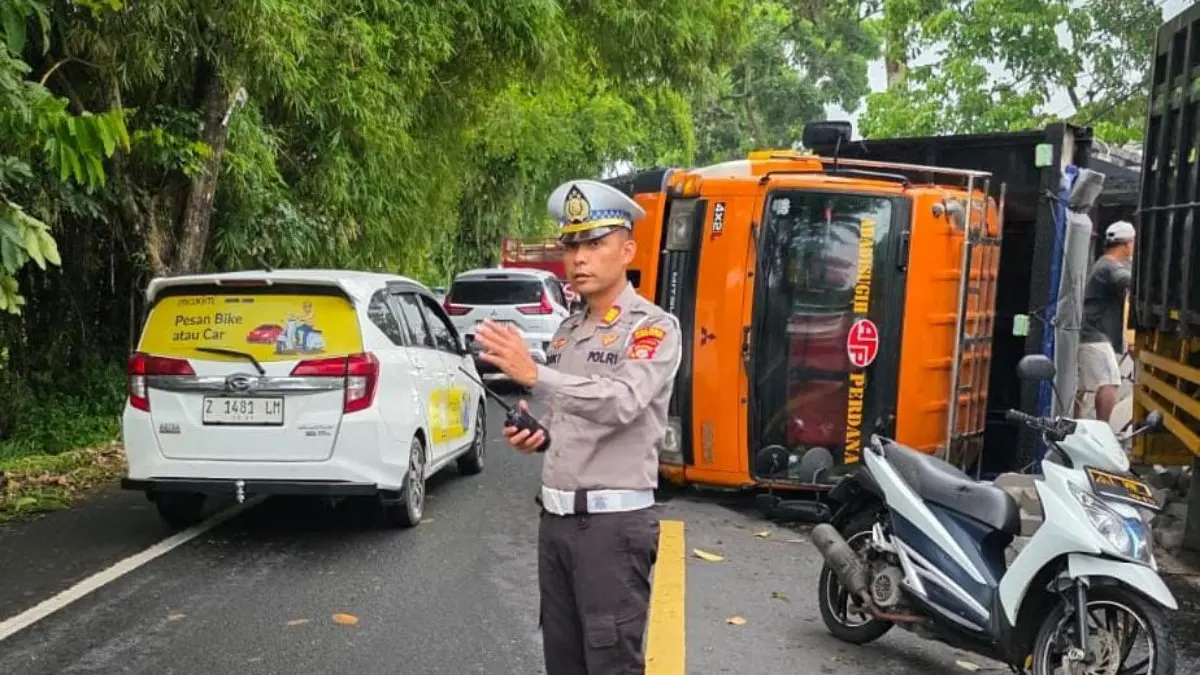 Truk Bermuatan Hebel Terguling di Rajapolah Kabupaten Tasikmalaya, Diduga Pecah Ban truk bermuatan hebel terguling di Rajapolah Kabupaten Tasikmalaya