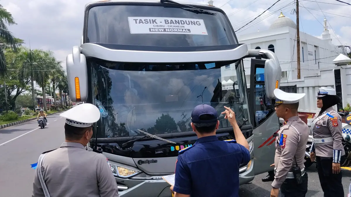 ramp check bus di Kota Tasikmalaya Operasi Keselamatan Lodaya 2026