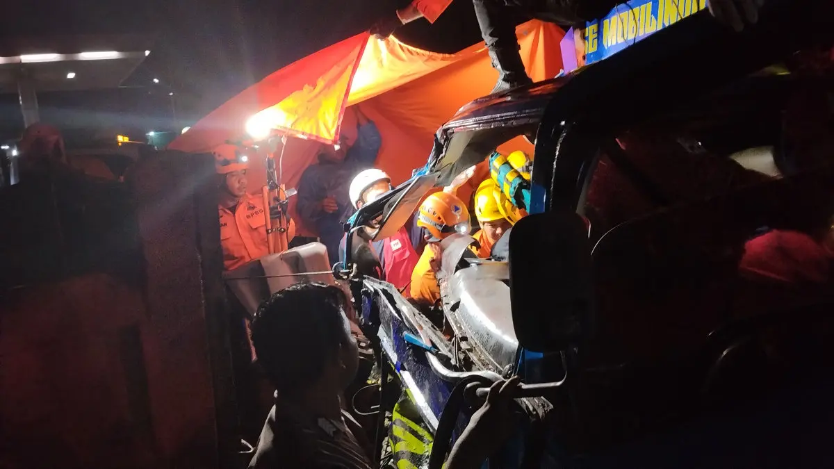 Kecelakaan truk buah dan truk pasir terjadi di Jalan Sewaka Kota Tasikmalaya. 