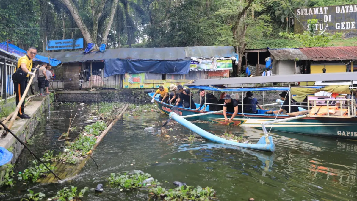 aksi bersih melalui Gerakan Indonesia Asri di Situ Gede Kota Tasikmalaya