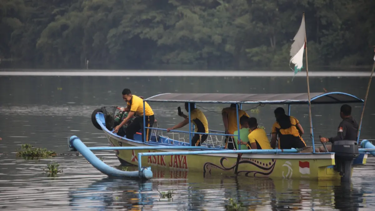 polisi bersih-bersih sampah di Situ Gede Kota Tasikmalaya