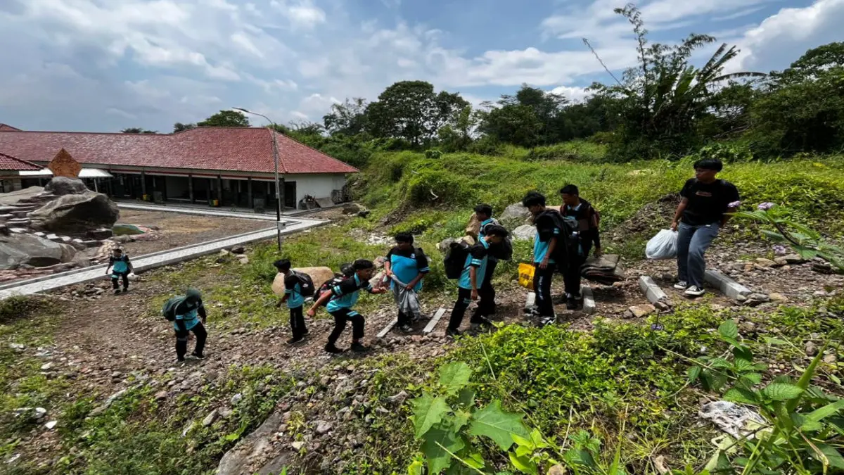 akses jalan SMA Negeri 11 Tasikmalaya belum layak