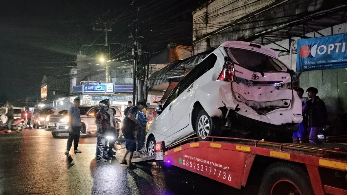 tabrakan beruntun di Cicariang Kota Tasikmalaya