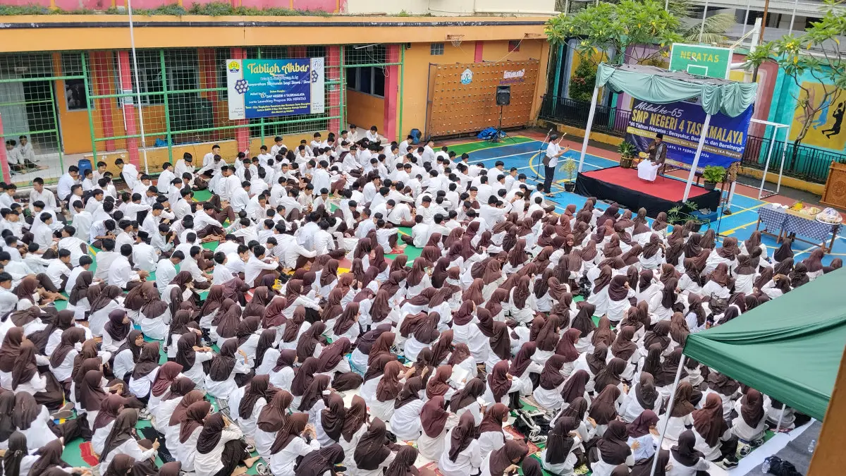 Kolaborasi Alumni dan Sekolah, Milad ke-65 SMP Negeri 4 Tasikmalaya Diisi Tabligh Akbar dan Santunan Milad ke-65 SMP Negeri 4 Tasikmalaya kolaborasi alumni dan sekolah