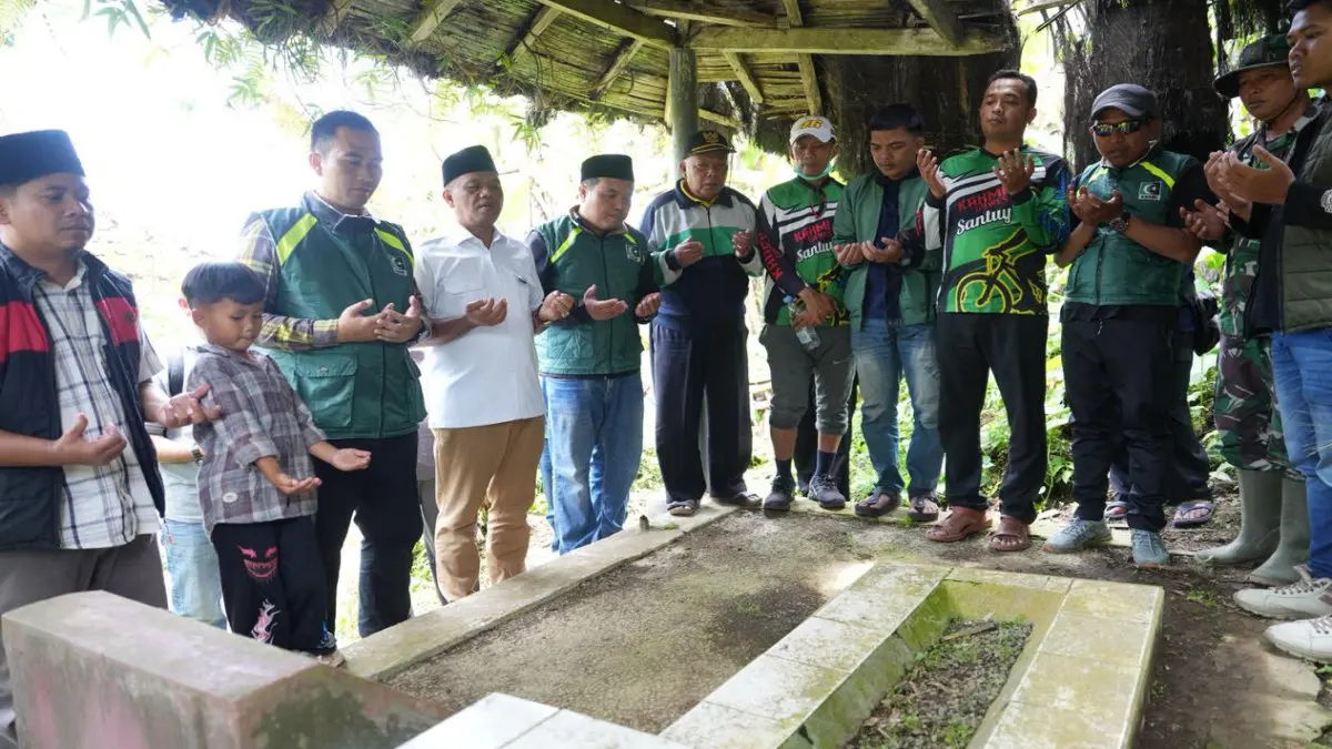 KAHMI Kota Tasikmalaya Ziarah ke Makam Mak Eroh, Touring Bukan Sekadar Gas Motor KAHMI Kota Tasikmalaya ziarah makam Mak Eroh jelang Ramadan