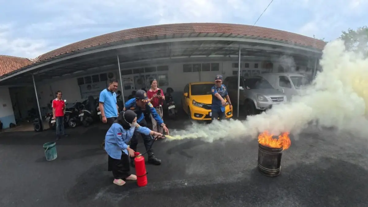 Dapur di Kota Tasikmalaya Rawan Api, SPPG Indihiang Akui Refleks Tim Masih Lambat saat Simulasi Kebakaran simulasi kebakaran dapur di Kota Tasikmalaya