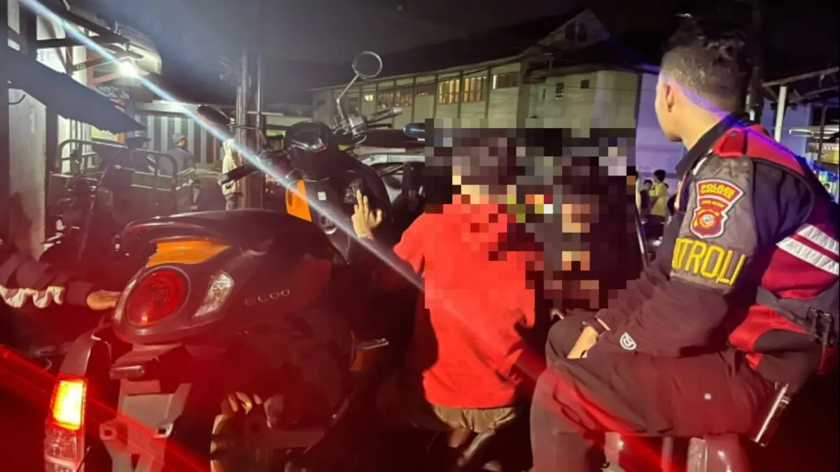 Polisi Bubarkan Aksi Perang Sarung di Mangkubumi dan Tawang Kota Tasikmalaya polisi bubarkan perang sarung di Kota Tasikmalaya saat sahur