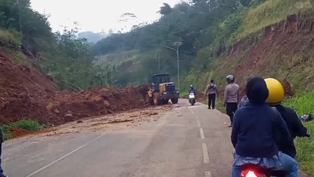 Jalan Ciawi Singaparna Sempat Lumpuh