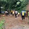 Jalur Tasik Garut Sempat Tertimbun Longsor