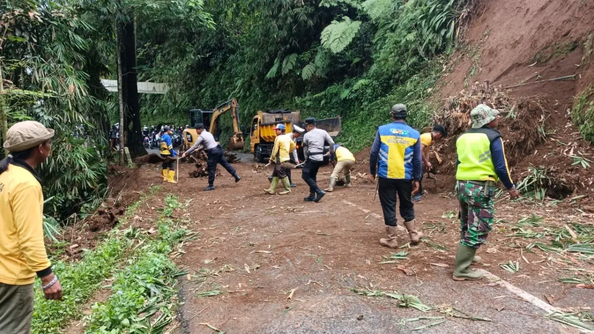 Jalur Tasik Garut Sempat Tertimbun Longsor