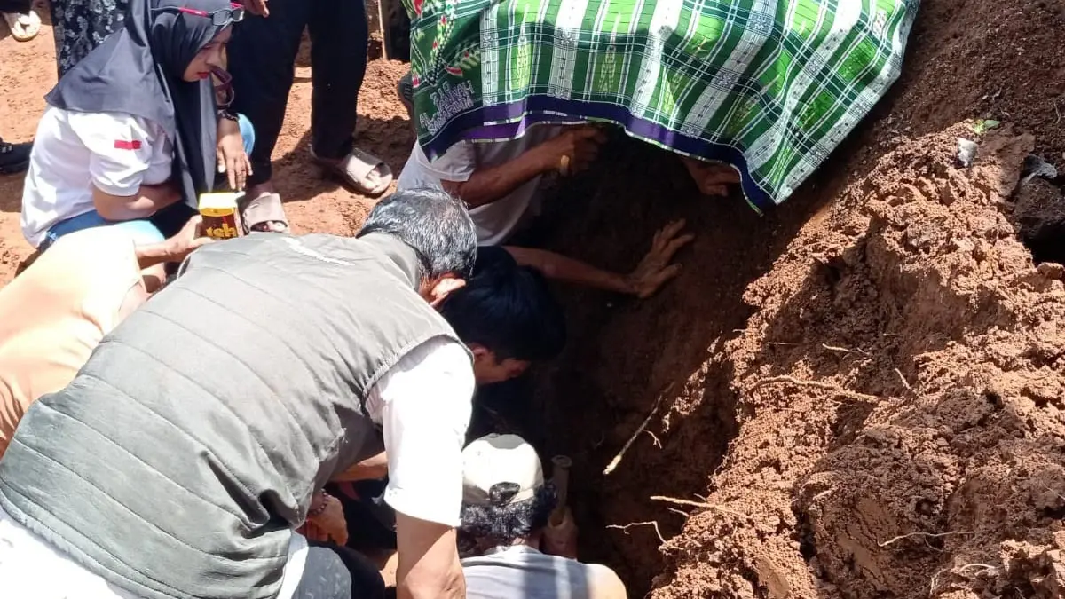 tertimbun longsor cigalontang