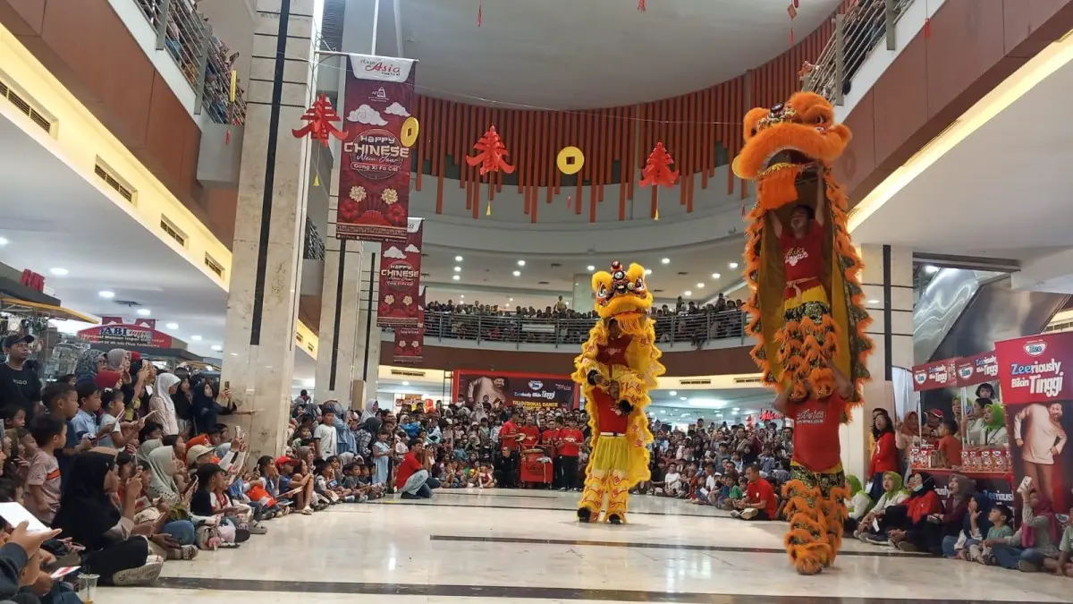 Atraksi Barongsai Ramaikan Imlek di Plaza Asia Tasikmalaya Atraksi barongsai