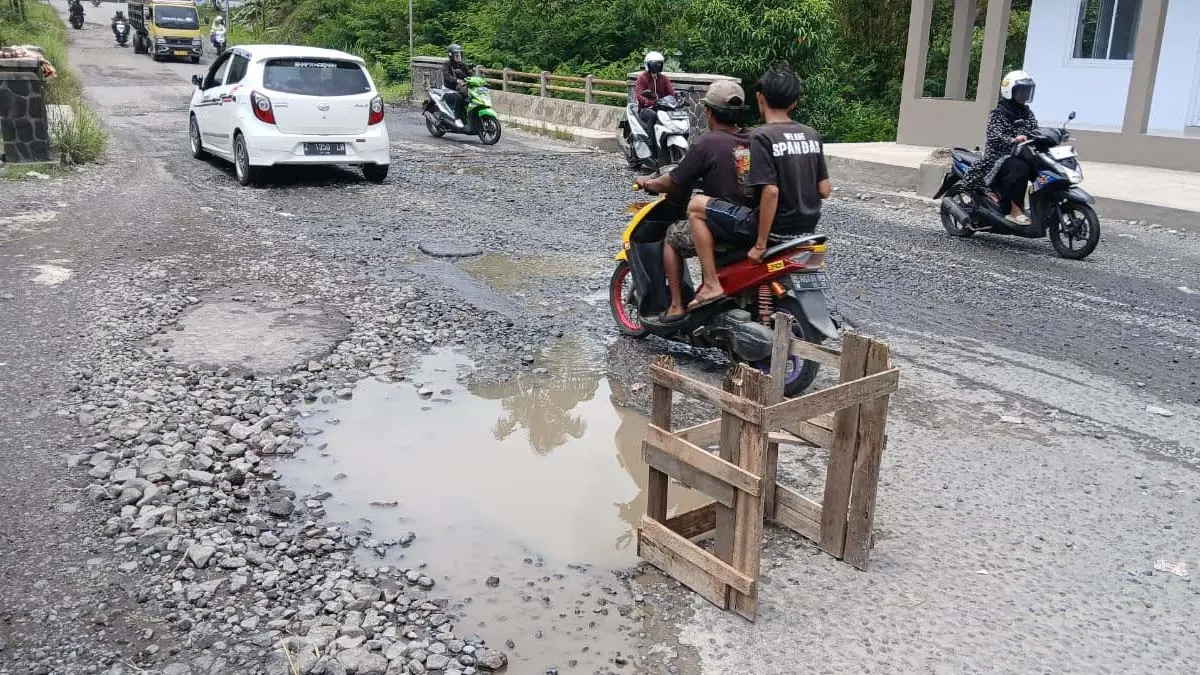 jalan rusak di kabupaten tasikmalaya