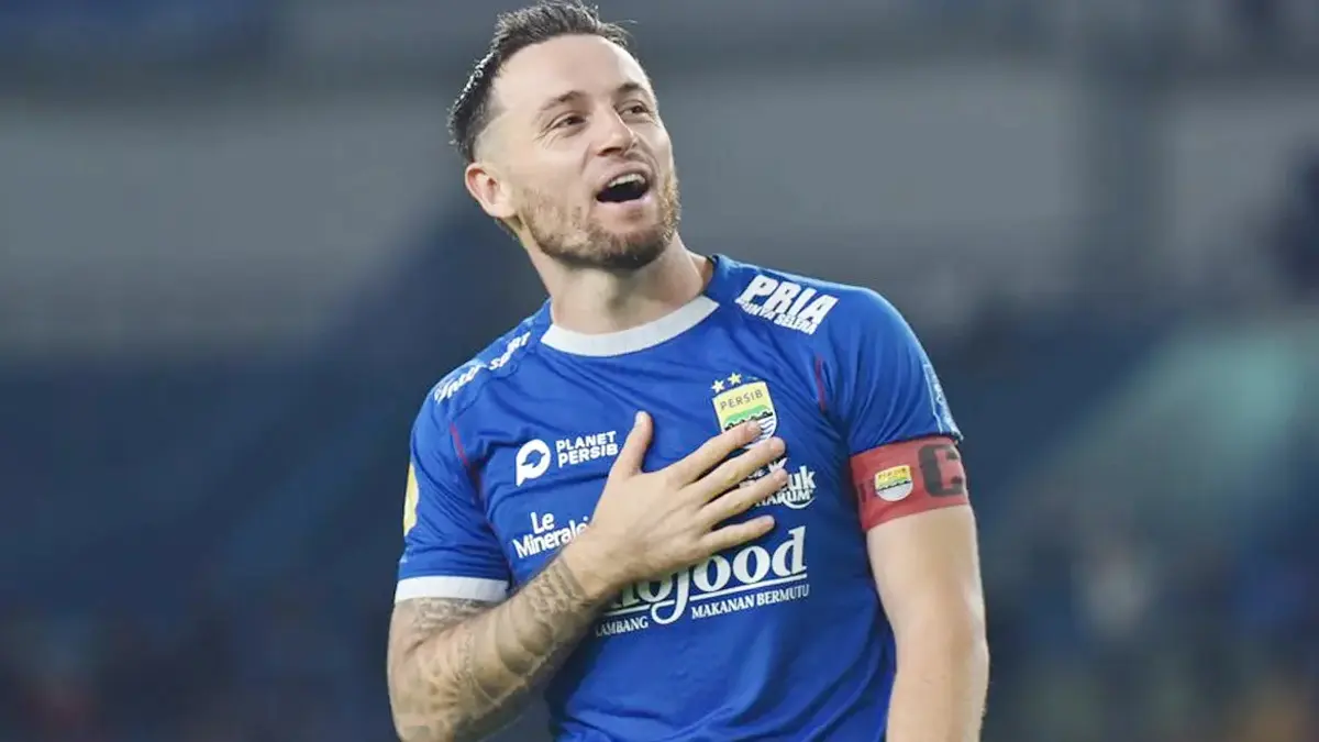 Kapten Persib Marc Klok Sering Diskusi dengan Pelatih dari Inggris