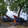 Perahu nelayan naik ke daratan, pantai batukaras pangandaran