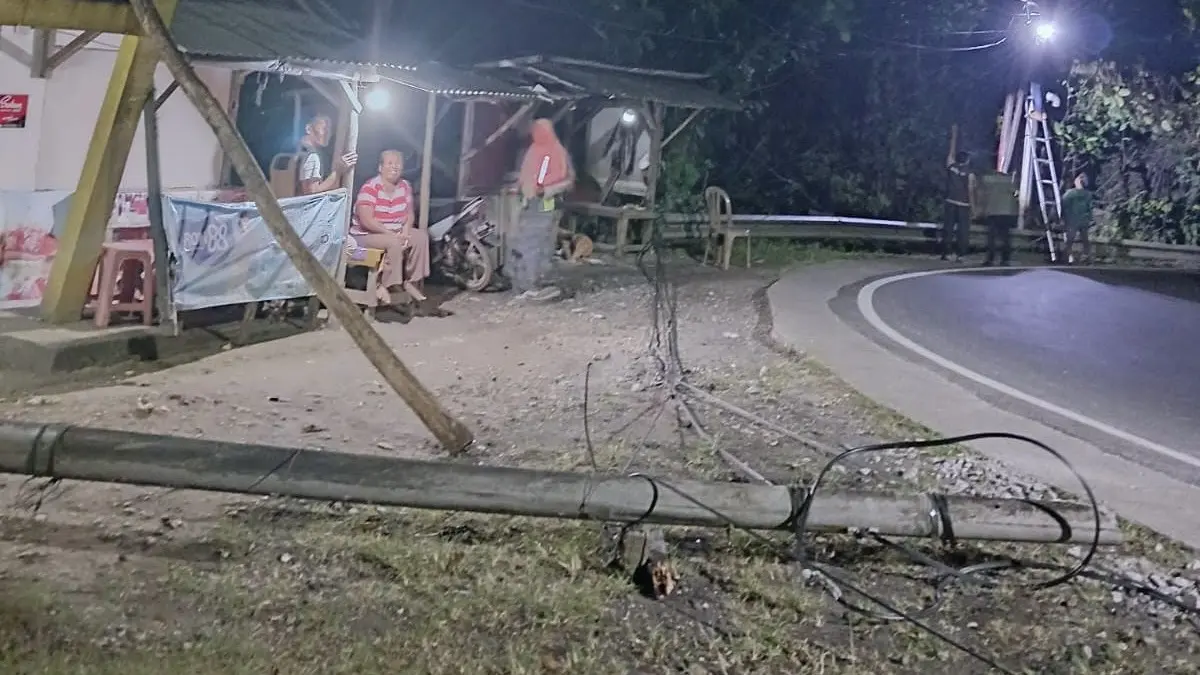 Truk ODOL Pangandaran, terjerat kabel internet