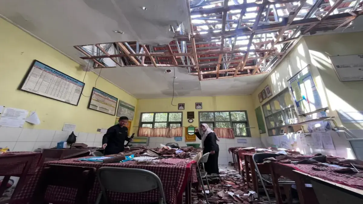 pohon besar tumbang timpa ruang guru SDN Margamulya Kota Tasikmalaya