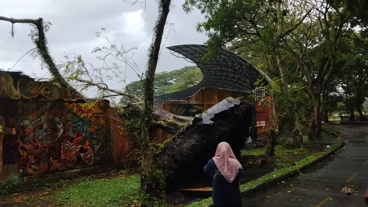 Tembok Stadion Wiradadaha Ambruk Ditimpa Pohon, Kota Tasikmalaya Dikepung Bencana tembok Stadion Wiradadaha ambruk