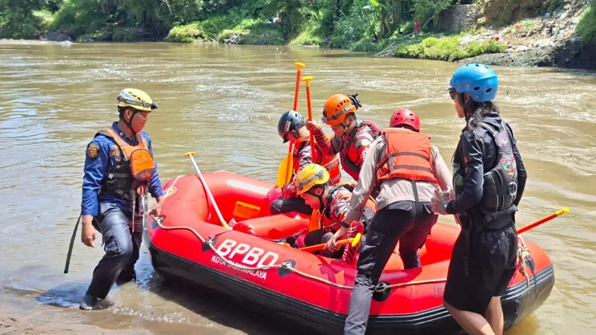 Buruh Terbawa Arus Sungai di Kota Tasikmalaya, Korban Belum Ditemukan buruh hanyut di Sungai Cilamajang Kota Tasikmalaya