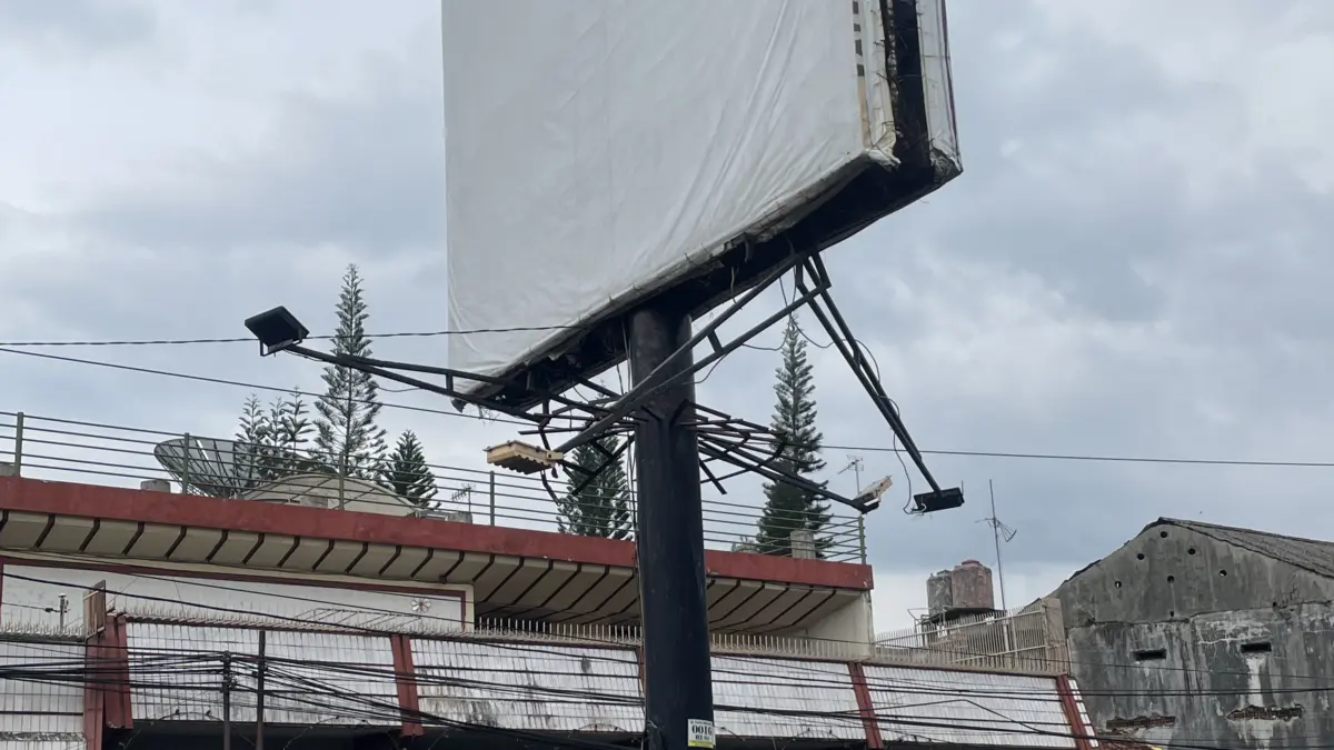 Tiang reklame ambruk kota tasikmalaya