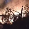 DUa Rumah panggung di salawu terbakar