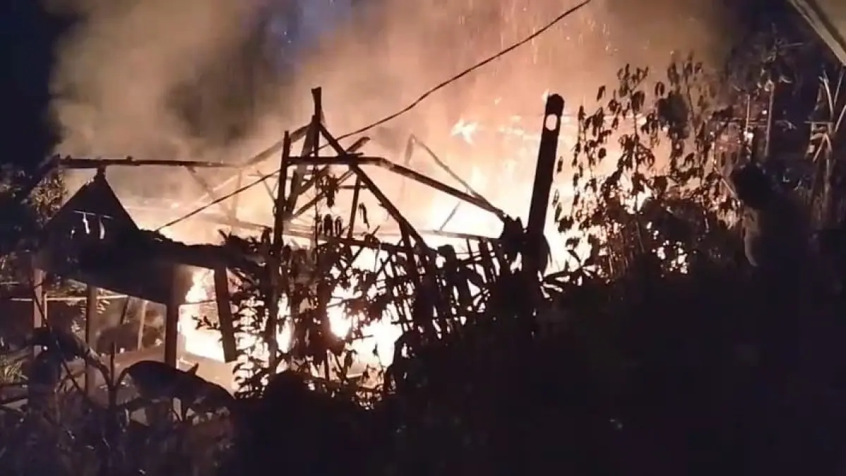 DUa Rumah panggung di salawu terbakar