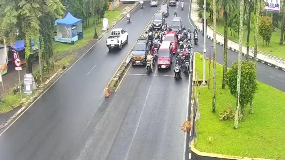 puluhan kendaraan melintas ciamis