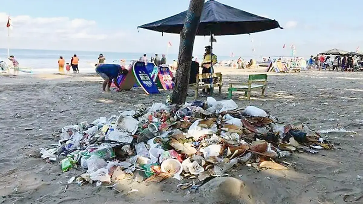 Wisatawan Meningkat, Sampah di Pangandaran Berlipat Ganda di Masa Libur Lebaran sampah di pantai pangandaran