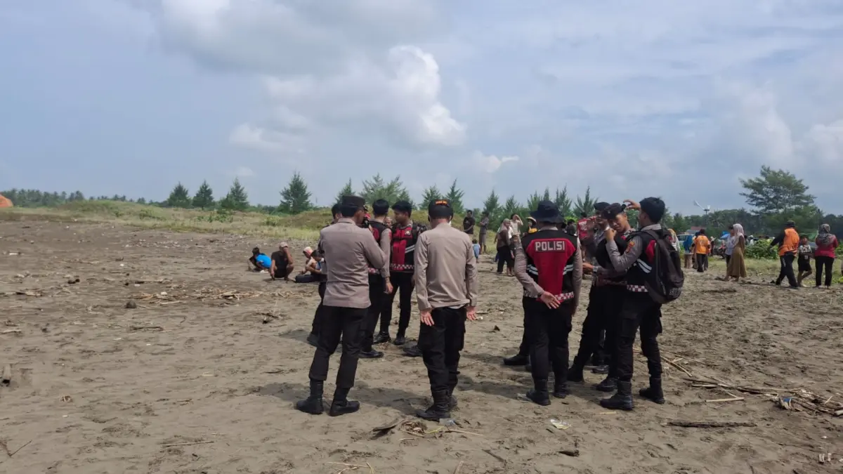 pelajar hilang di pantai pangandaran, terseret arus ombak