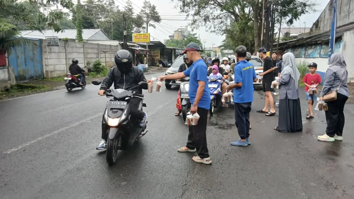 Bagikan Kemanfaatan dalam Kesederhanaan, Radar Tasikmalaya dan Gandara Group Bagi-bagi Takjil di Jalan gandara group dan Radar Tasikmalaya, bagi-bagi takjil